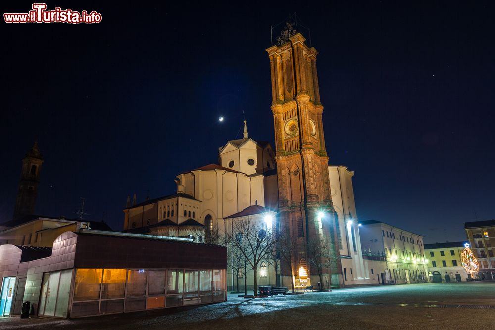 Immagine Scorcio notturno del centro di Galliate, Piemonte