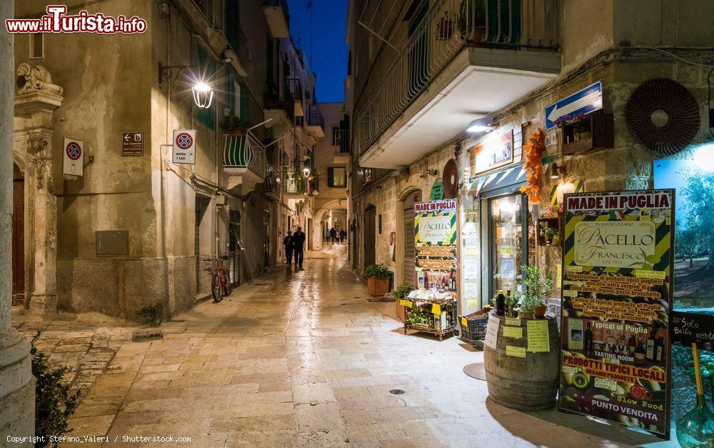 Immagine Scorcio notturno del centro storico di Monopoli, Puglia. Questa cittadina della provincia di Bari mantiene intatto il fascino che deriva dalla sua storia e dalle sue tradizioni - © Stefano_Valeri / Shutterstock.com