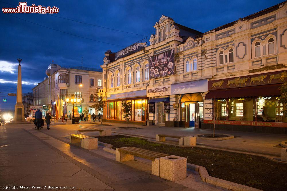 Immagine Uno scorcio notturno della pedonale via Leningrad nel centro storico di Samara, Russia. E' la sesta più grande città del paese - © Alexey Pevnev / Shutterstock.com