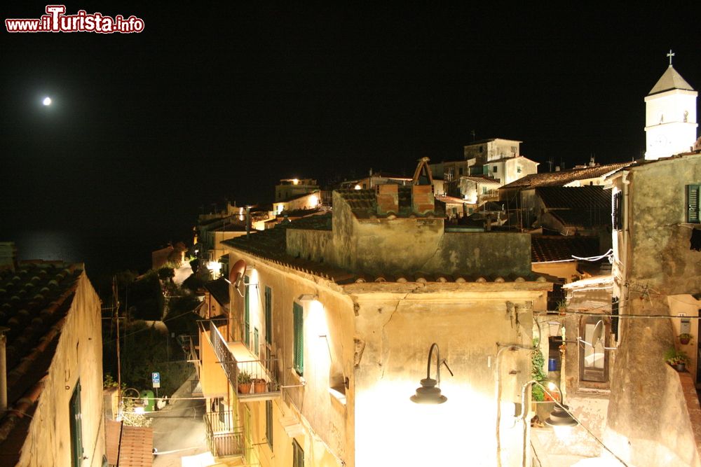 Immagine Scorcio notturno di Capoliveri, Isola d'Elba, Toscana. Questo grazioso paesino in provincia di Livorno è situato in collina e domina il mare circostante dando la possibilità di ammirare paesaggi suggestivi.