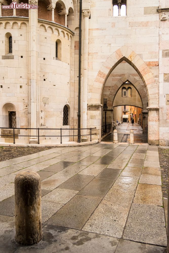 Immagine Scorcio panoramico attraverso le arcate della cattedrale di Modena, Emilia-Romagna, in una giornata di pioggia.