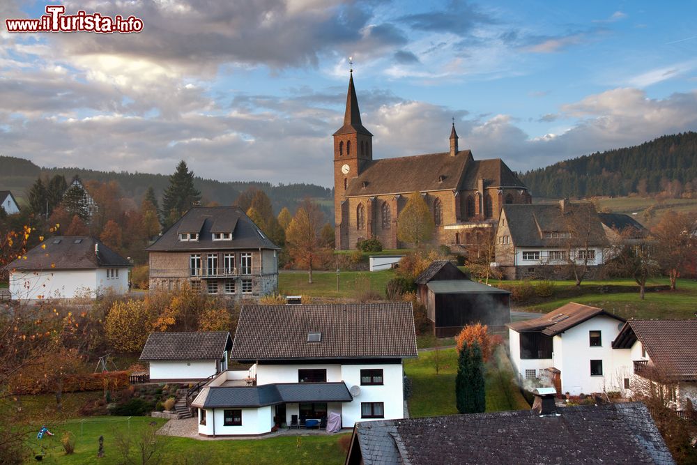 Immagine Uno scorcio panoramico dalla cittadina di Zueschen, nei pressi di Winterberg, Germania.