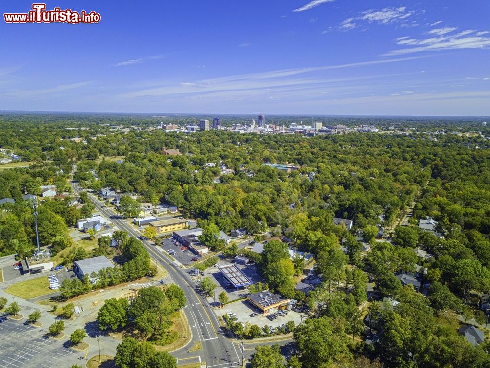 Immagine Scorcio panoramico dall'alto di Durham (Carolina del Nord) in una giornata di sole. Questa bella cittadina è nata nella seconda metà del XIX° secolo conoscendo poi una rapida espansione in seguito alla fiorente industria dell'America Tobacco Company.