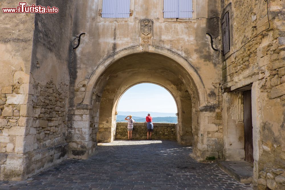 Immagine Un suggestivo scorcio panoramico del centro storico di Menerbes, Francia. Numerosi scrittori e celebri artisti hanno soggiornato in questo borgo francese.