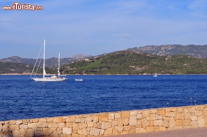 Immagine Scorcio panoramico del golfo di Arzachena, Sardegna. Una bella immagine dell'insenatura più grande e profonda della Sardegna del nord est.  - © nikoniano / Shutterstock.com