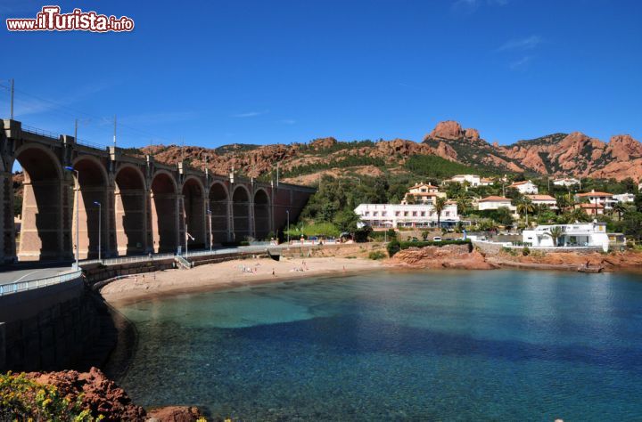 Immagine Scorcio panoramico del mare di Saint Raphael, Francia. Un angolo di acqua limpida e cristallina per questa rinomata località francese, in origine villaggio di pescatori. Sullo sfondo si staglia il massiccio dell'Esterel che si protende nel mar Mediterraneo quasi come un promontorio - © Pack-Shot / Shutterstock.com