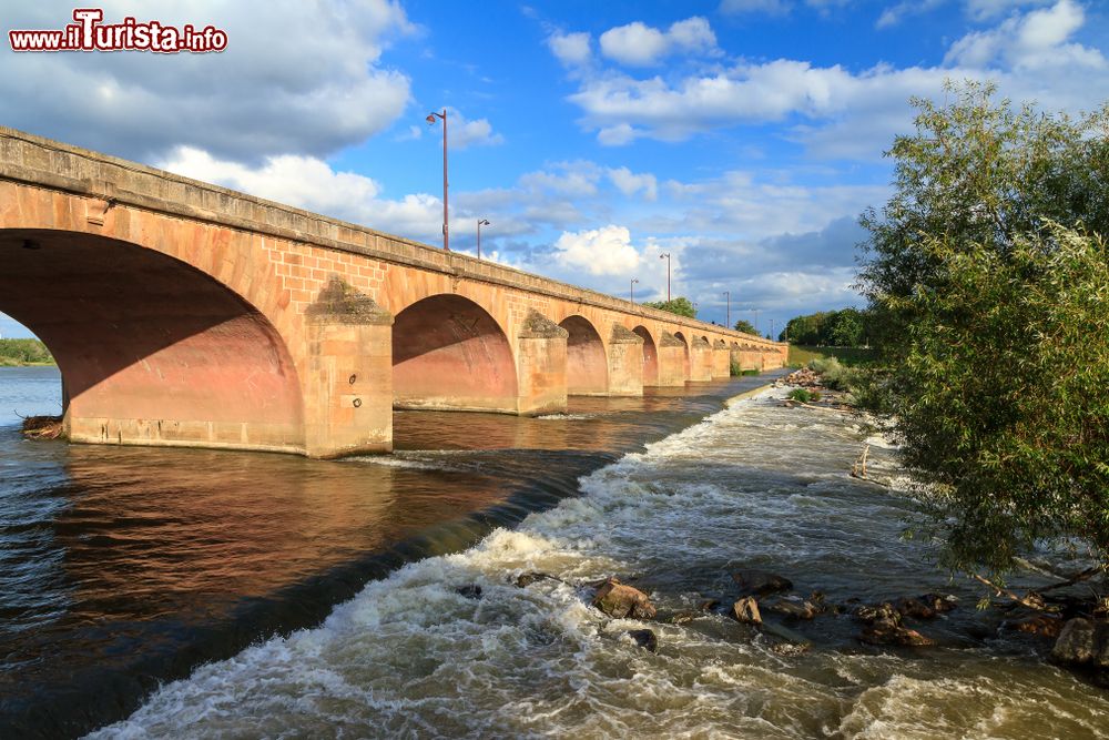 Immagine Scorcio panoramico del ponte sulla Loira a Nevers fotografato in estate (Francia).