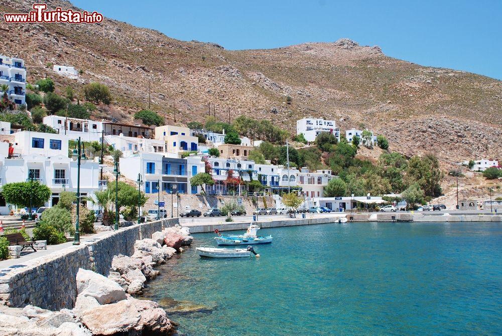 Immagine Scorcio panoramico del porto di Livadhia, Tilos, Grecia. Lunga poco più di 14 km, quest'isola del Dodecaneso ha una popolazione di circa 780 persone - © David Fowler / Shutterstock.com