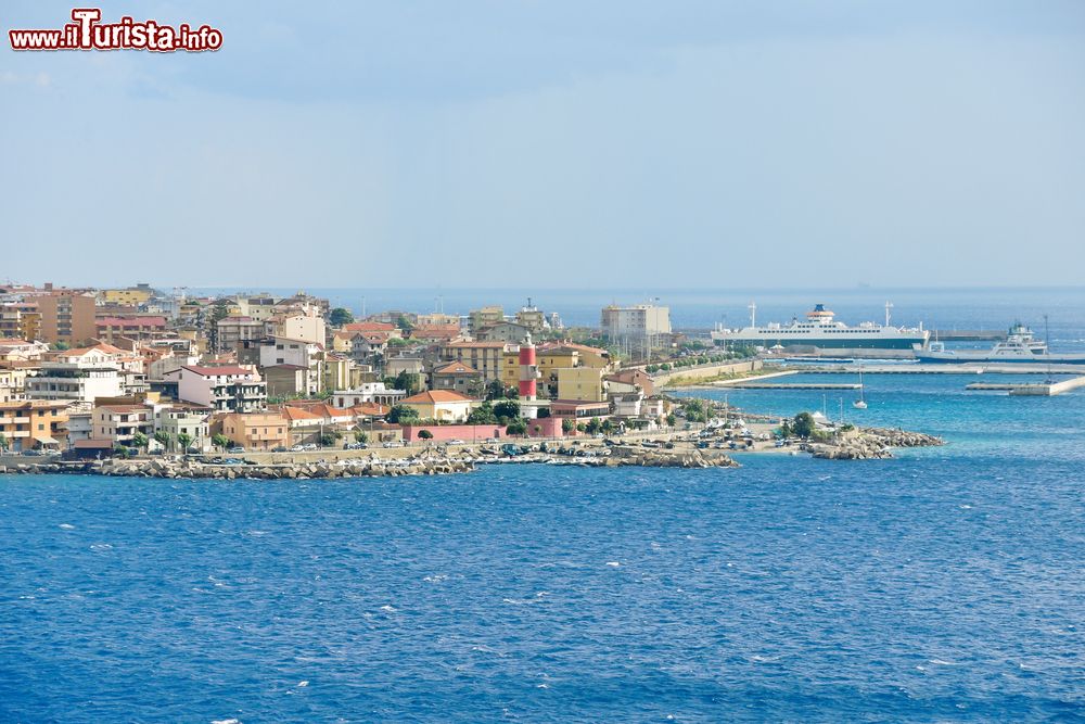 Immagine Uno scorcio panoramico del porto e del faro di Villa San Giovanni, Calabria, in una giornata estiva.