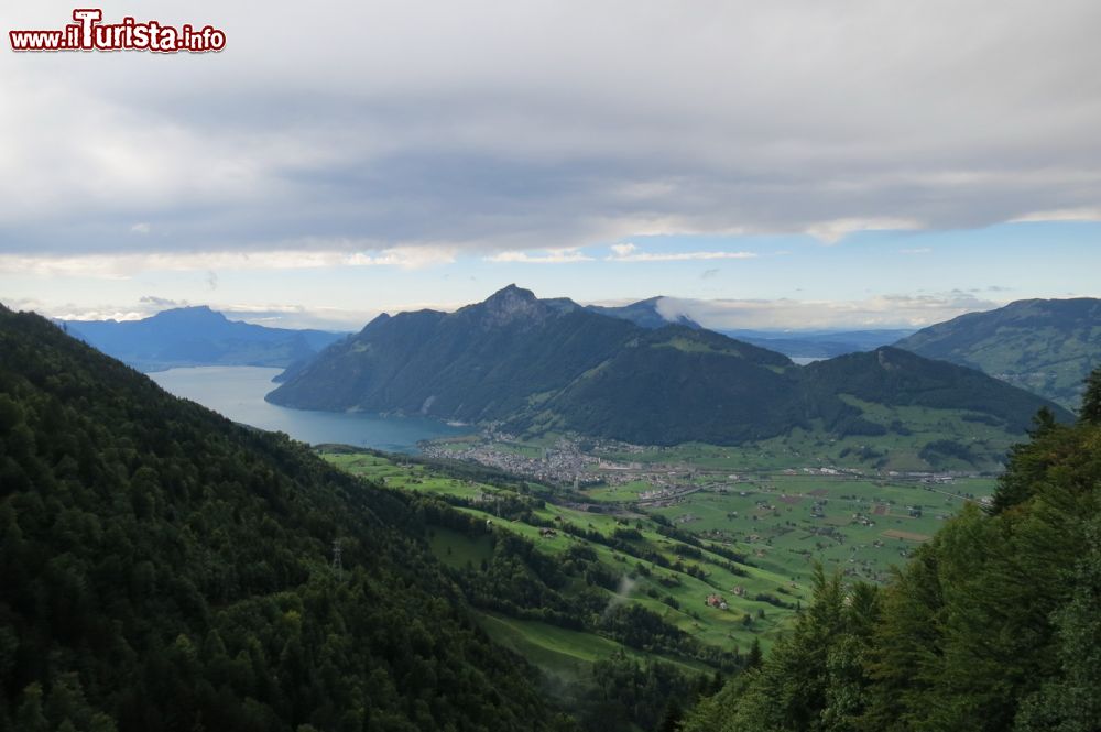 Immagine Scorcio panoramico del villaggio di Stoos, Svizzera. Situato a mezz'ora da Lucerna, il borgo montano di Stoos, senza auto, si trova a 1330 metri di altezza sotto l'imponente Fronalpstock.
