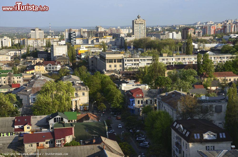 Immagine Scorcio panoramico della capitale Chisinau, Moldavia. Sorge lungo il fiume Bic - © Marianna Ianovska / Shutterstock.com