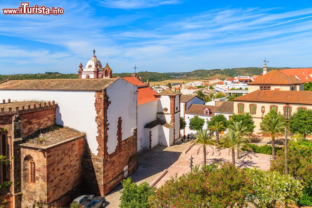 Immagine Lo scorcio panoramico della chiesa e delle palme nella piazza di Silves, Portogallo.