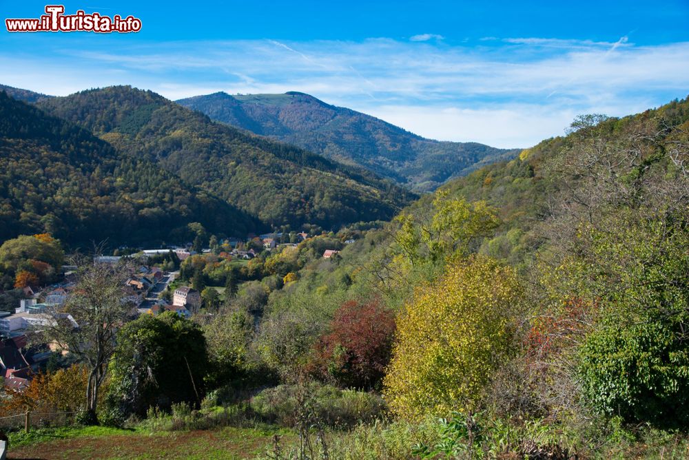 Immagine Scorcio panoramico della città di Thann in Alsazia, Francia, con i monti Vosgi ricoperti di foreste.