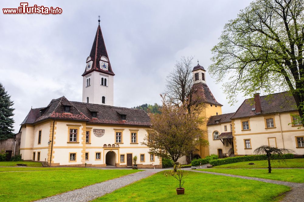 Immagine Scorcio panoramico della città vecchia di Leoben, Austria. La città ospita alcuni interessanti monumenti e luoghi da visitare fra cui la piazza principale Hauptplatz e l'antico Municipio.