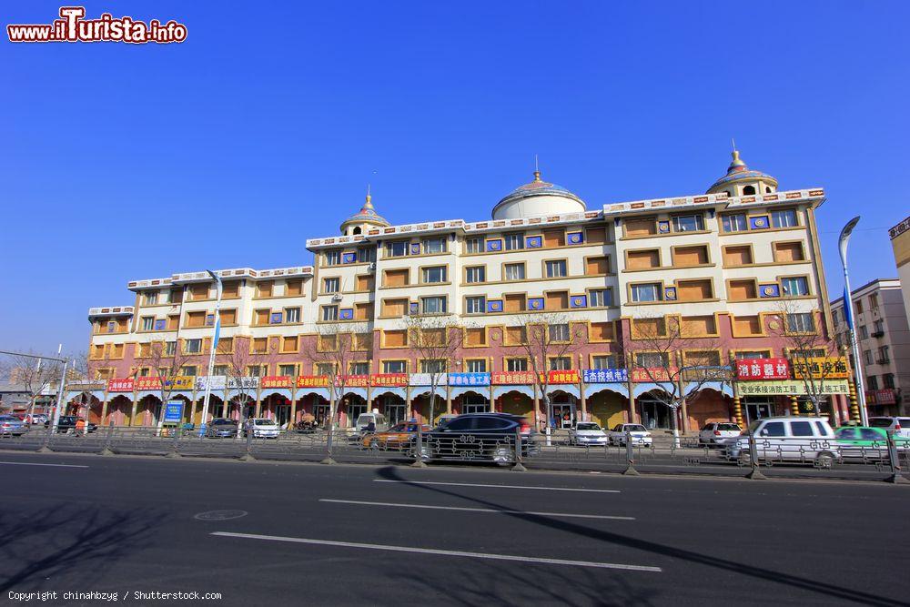 Immagine Scorcio panoramico della cittadina di Hohhot, Mongolia Interna, Cina: un edificio con tre cupole si affaccia su una strada a grande scorrimento - © chinahbzyg / Shutterstock.com