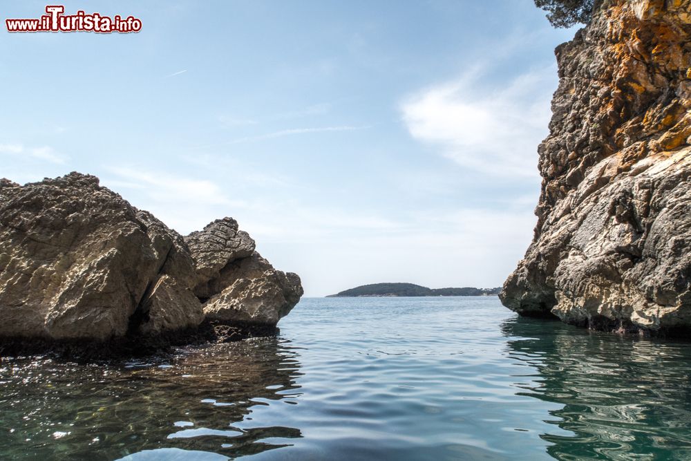 Immagine Scorcio panoramico della costa rocciosa nei pressi di Zaton, Croazia: a lambire il litorale è il Mare Adriatico.