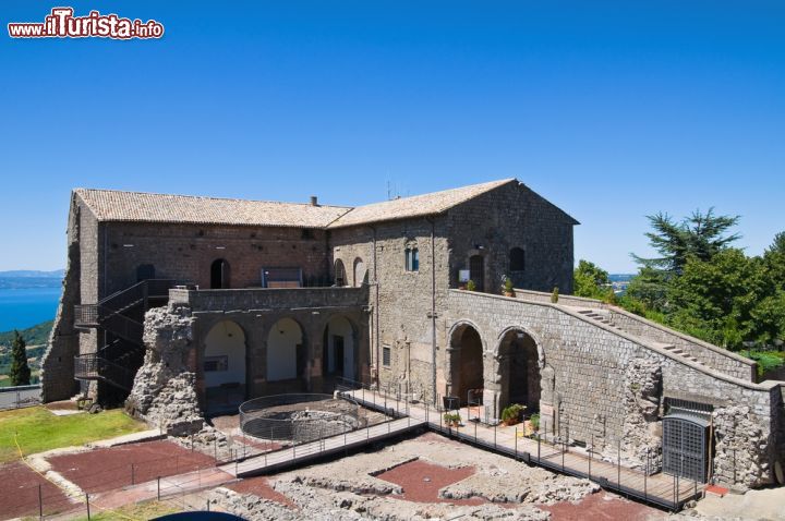 Immagine Scorcio panoramico della Rocca dei Papi a Montefiascone, Lazio. Della struttura originaria di questa imponente costruzione non rimane purtroppo che una piccola parte - © Mi.Ti. / Shutterstock.com