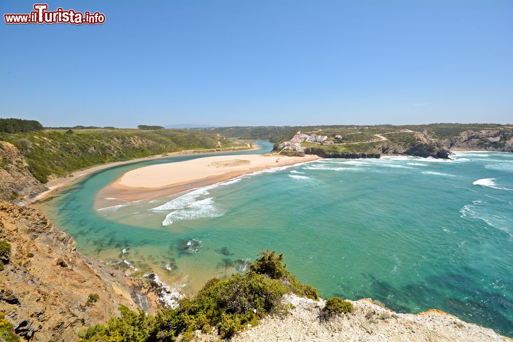Immagine Scorcio panoramico della spiaggia di Odeceixe nel distretto di Aljezur, Portogallo. Questo tratto di litorale sulla costa ovest dell'Algarve è famosa fra i surfisti.