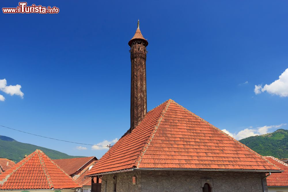 Immagine Scorcio panoramico della vecchia moschea Redzepagica nel centro di Plav, Montenegro. 