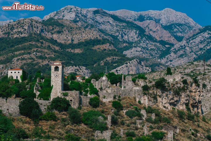 Immagine Uno scorcio panoramico delle rovine della fortezza di Bar, Montenegro. E' uno dei luoghi più visitati da chi si reca in questo territorio del Montenegro - © Angyalosi Beata / Shutterstock.com