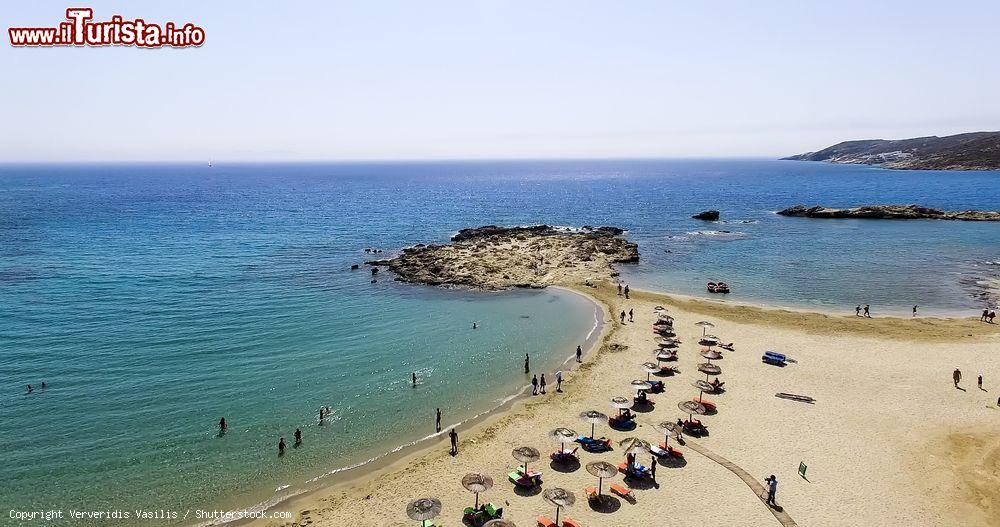 Immagine Scorcio panoramico dell'isola di Ios, Grecia. Mare pulito e spiagge sabbiose attirano ogni anno turisti provenienti da tutto il mondo - © Ververidis Vasilis / Shutterstock.com