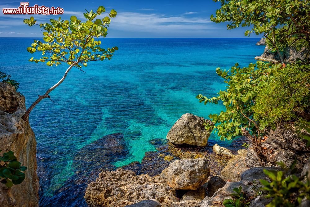 Immagine Uno scorcio panoramico dell'oceano che lambisce le coste nei pressi di Negril, Giamaica.