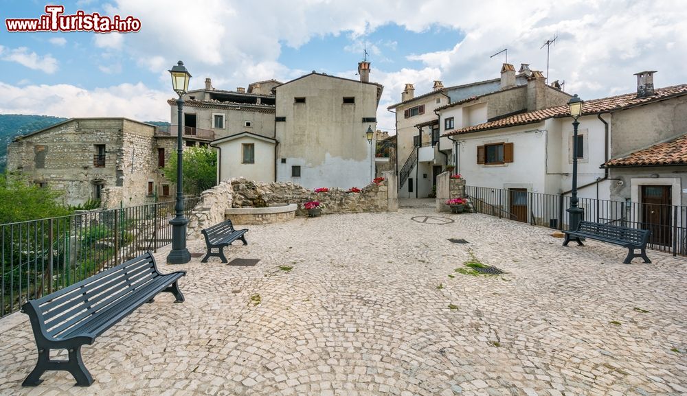 Immagine Uno scorcio panoramico di Barrea, provincia de L'Aquila, Italia. Arroccato su uno sperone roccioso di montagna, Barrea è un'importante località turistica abruzzese.