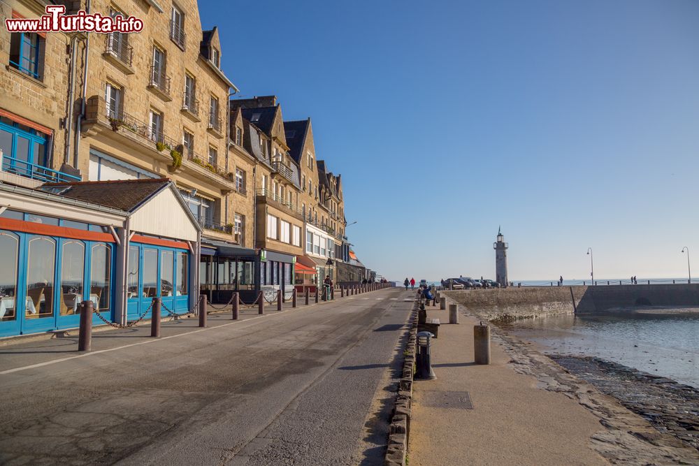 Immagine Scorcio panoramico di Cancale sulla costa dell'Oceano Atlantico, Francia. Siamo nella Costa Smeraldo, tratto di costa settentrionale della Bretagna compreso fra Cap Fréhel e la stessa Cancale.