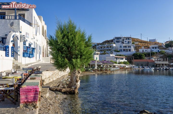 Immagine Scorcio panoramico di Kythnos, Grecia. Quest'isola montagnosa, ricca di uliveti che creano uno splendido scenario assieme al bianco dei tetti piatti delle case, al blu profondo del mare e al rosso e fucsia delle bouganville, ospita piccoli villaggi pittoreschi - © kokixx / Shutterstock.com