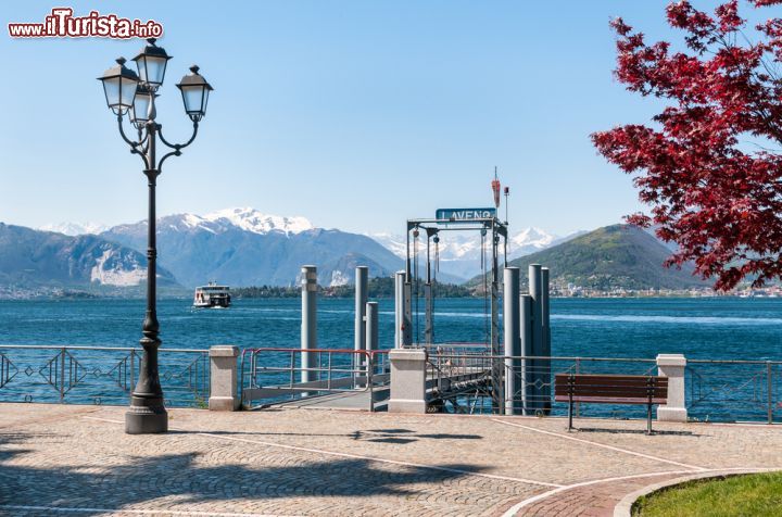 Immagine Scorcio panoramico di Laveno Mombello, Lombardia. Questo Comune della provincia di Varese, situato sulle sponde del Lago Maggiore, è uno dei principali scali del bacino lacustre lombardo: oltre al grazioso porto turistico c'è anche un imbarcadero da dove partono i traghetti di automobili per Verbania-Intra - © elesi / Shutterstock.com