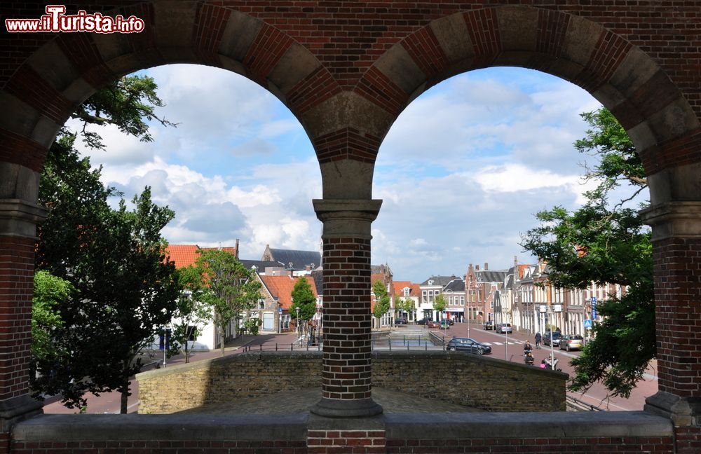 Immagine Scorcio panoramico di Sneek attraverso l'arco di un edificio religioso, Frisia (Olanda).