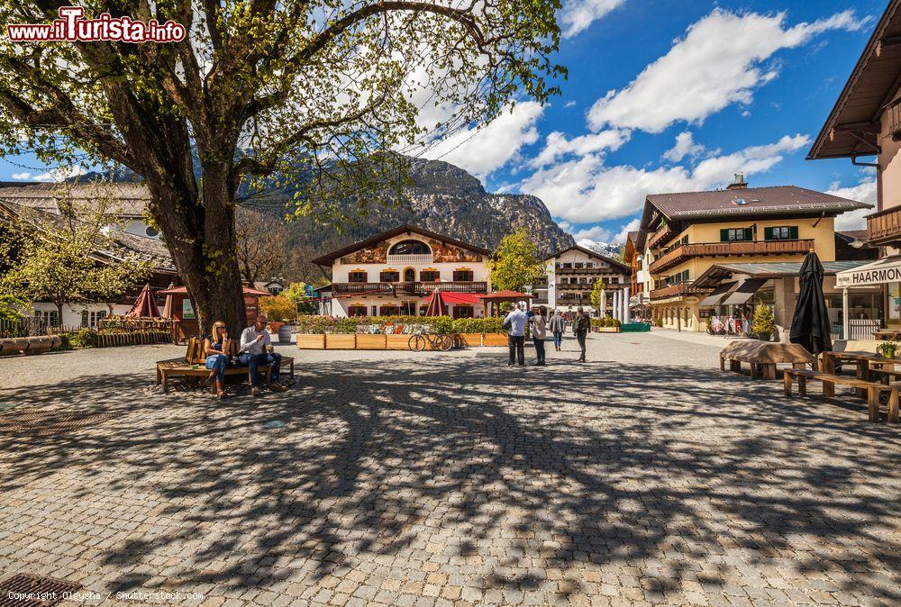 Immagine Scorcio panoramico di una via nel borgo di Garmisch-Partenkirchen, Alpi bavaresi (Germania)  - © Olgysha / Shutterstock.com