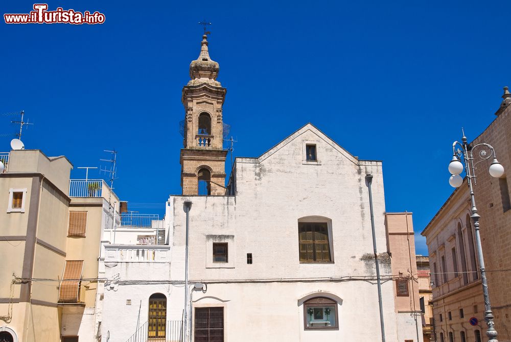 Immagine Uno scorcio panoramico fra edifici sacri e civili nella città di Fasano, Puglia, Italia.