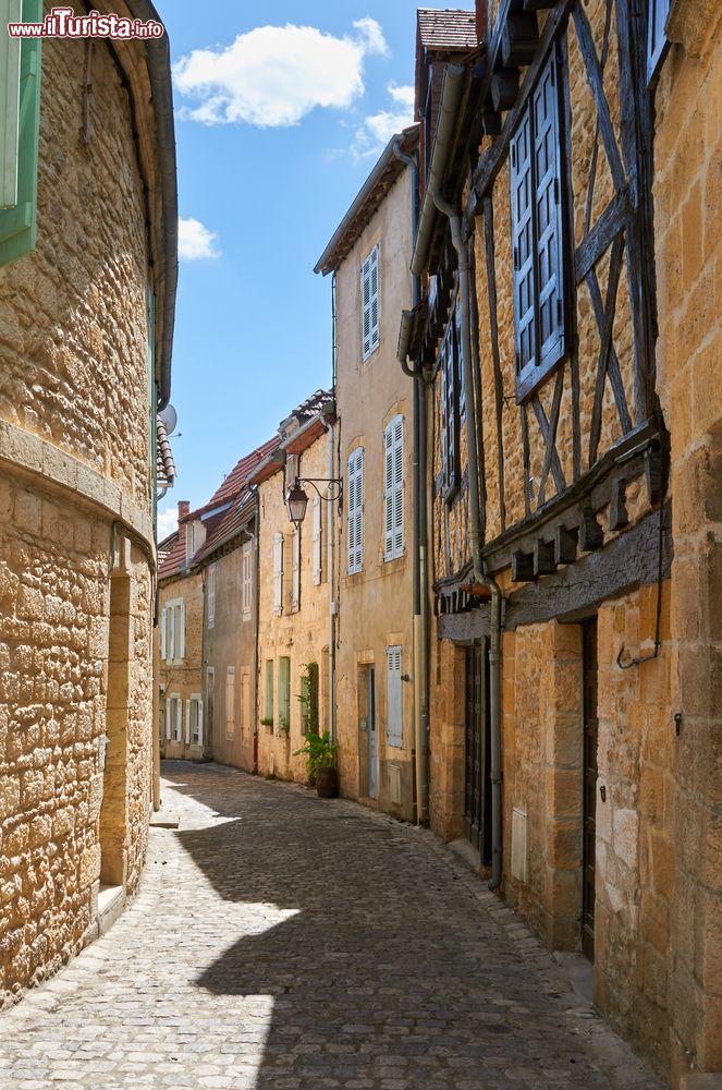 Immagine Uno scorcio panoramico nel borgo antico di Domme, Dordogna, Francia. La cittadella è un centro urbano fondato nel Medievo per motivi politici.
