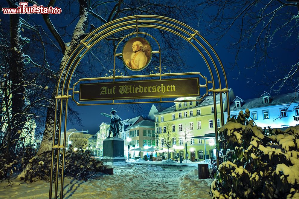 Immagine Scorcio panoramico notturno della città di Coburgo, Germania, imbiancata dalla neve.
