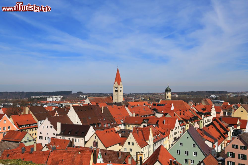 Immagine Scorcio panoramico sui tetti del centro storico di Kaufbeuren, Germania. La città fu fondata dai Franchi come forte militare presso il confine cpn l'allora Ducato di Baviera.