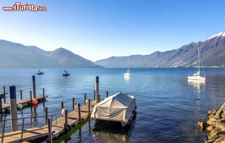 Immagine Scorcio panoramico sul Lago Maggiore a Ascona, Svizzera. Panorama su uno dei più bei laghi italiani che ha incantato artisti e personaggi famosi - © LaMiaFotografia / Shutterstock.com