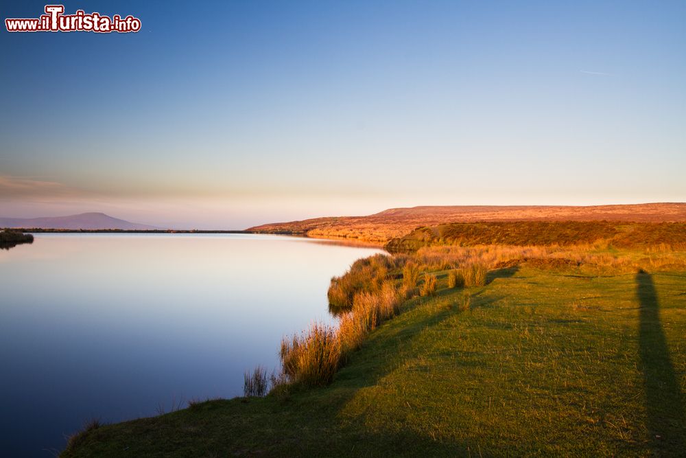 Immagine Scorcio panoramico sul lago nei pressi di Abergavenny, Galles, UK. La luce dell'alba rende ancora più suggestivi i dintorni di questa cittadina medievale poi castrum romano.