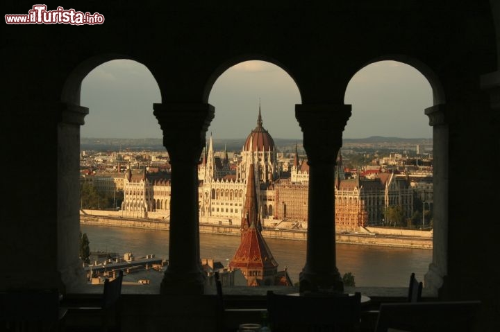 Immagine Scorcio panoramico sul Parlamento Ungherese a Budapest - Una bella immagine che ritrae dall'alto il Parlamento Ungherese affacciato sulla sponda del Danubio dalla parte di Pest © horias2000