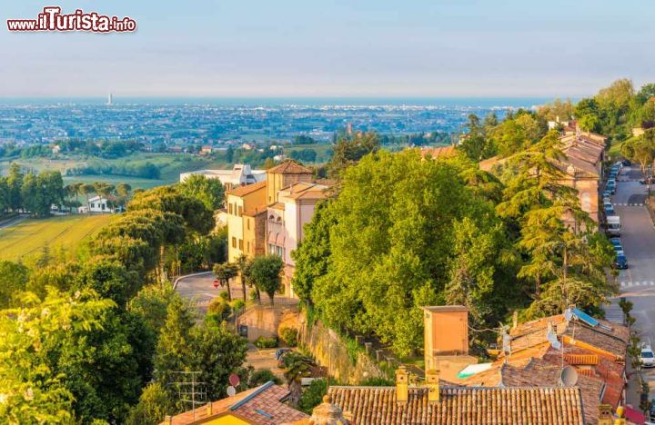 Immagine Scorcio panoramico sul villaggio di Longiano, Emilia Romagna, Italia. Fotografato dall'alto, con il mare in lontananza, questo borgo medievale della provincia di Forlì Cesena appare in tutto il suo splendore - © GoneWithTheWind / Shutterstock.com