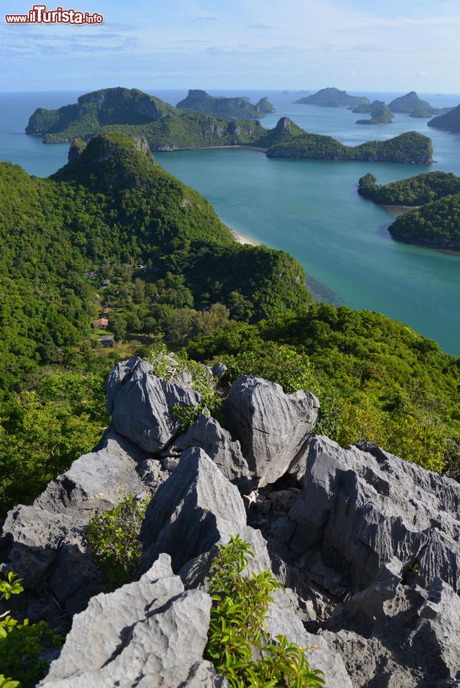 Immagine Uno scorcio panoramico sull'Ang Thong National Marine Park, Thailandia. L'arcipelago interessa un'area di circa 250 km quadrati e tutte le isole che lo compongono sono disabitate.