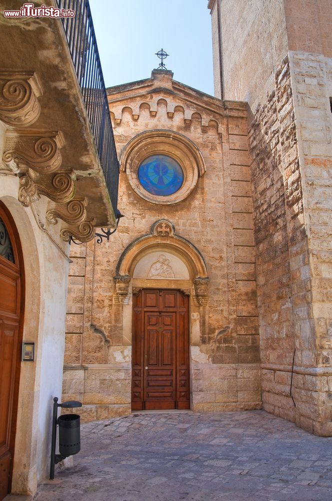 Immagine Scorcio panoramico sulla Chiesa di San Giuseppe, a Fasano, Puglia, Italia. Sorge sul fianco sinistro della Chiesa Matrice e risale agli inizi del Novecento. Oggi è destinata a incontri culturali.