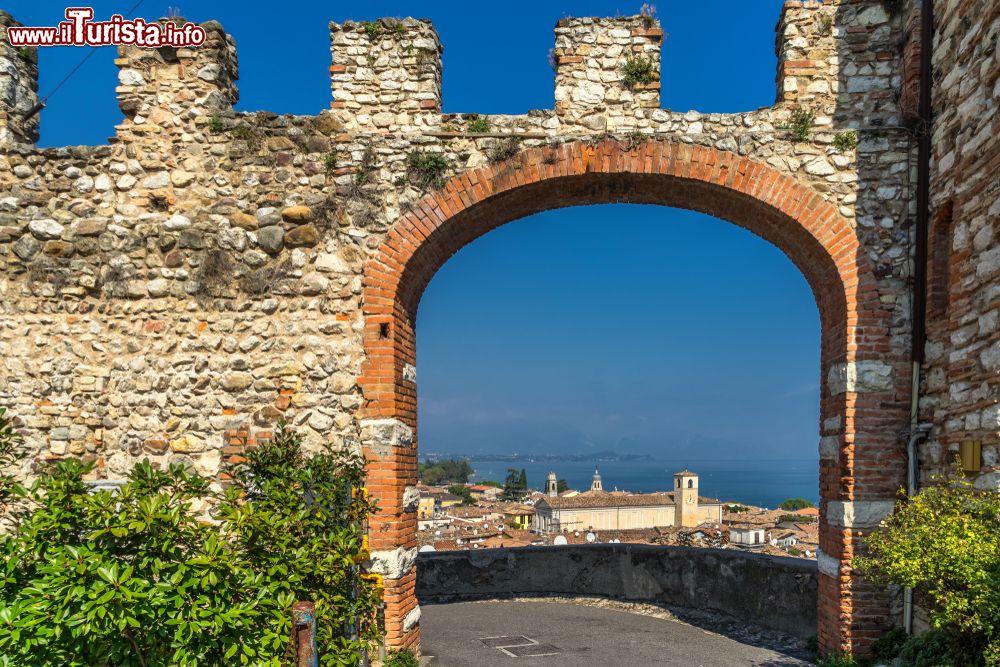Immagine Uno scorcio panoramico sulla città di Desenzano del Garda da un arco del castello antico, Lombardia.