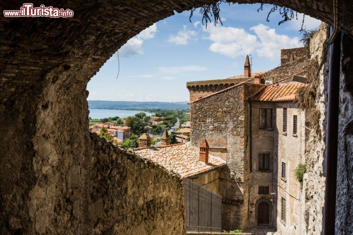 Immagine Scorcio panoramico sulla città medievale di Bolsena, Italia. Un caratteristico angolo del borgo di Bolsena. Questo centro della provincia di Viterbo è famoso per essere denominato "La città del miracolo eucaristico" - © pavel068 / Shutterstock.com