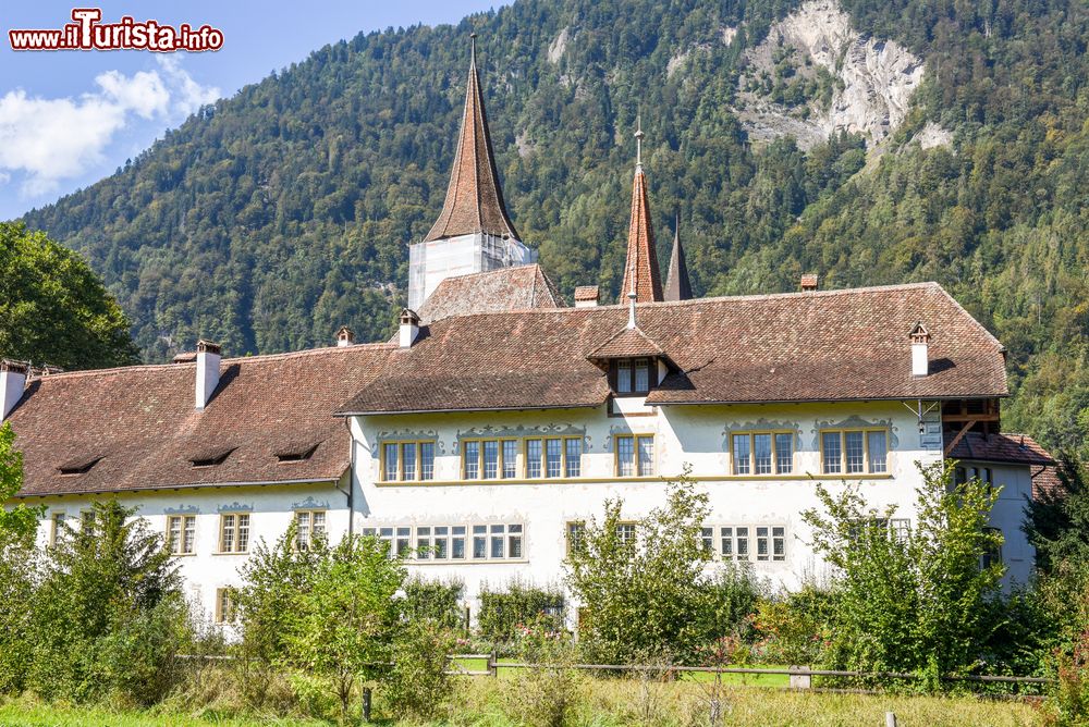 Immagine Uno scorcio panoramico sulla città vecchia di Interlaken, Svizzera. Sino al 1891 il paese si chiamava Aarmuhle.