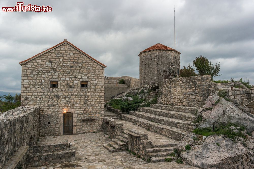 Immagine Scorcio panoramico sulla fortezza di Onogost, a Niksic, Montenegro. Edifici, pavimentazioni e muri sono tutti costruiti in pietra.