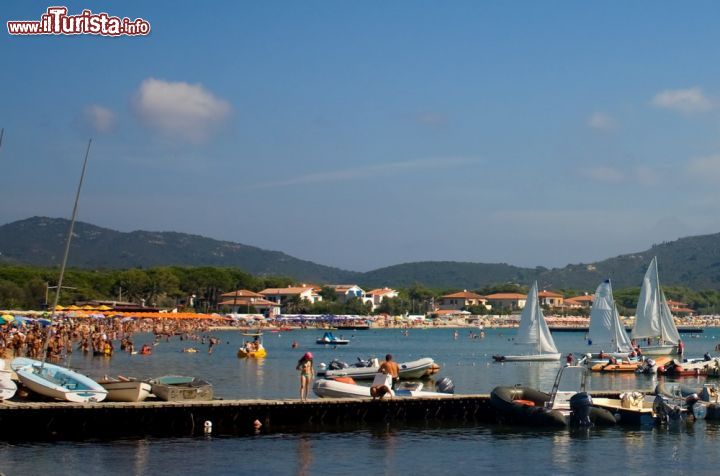 Immagine Scorcio panoramico sulla spiaggia di Marina di Campo, isola d'Elba. Adagiata attorno all'ampio golfo impreziosito da pinete, questa località di Campo nell'Elba ospita un suggestivo quartiere di pescatori attraverso cui si può raggiungere anche l'oasi incontaminata di Galenzana - © eZeePics / Shutterstock.com