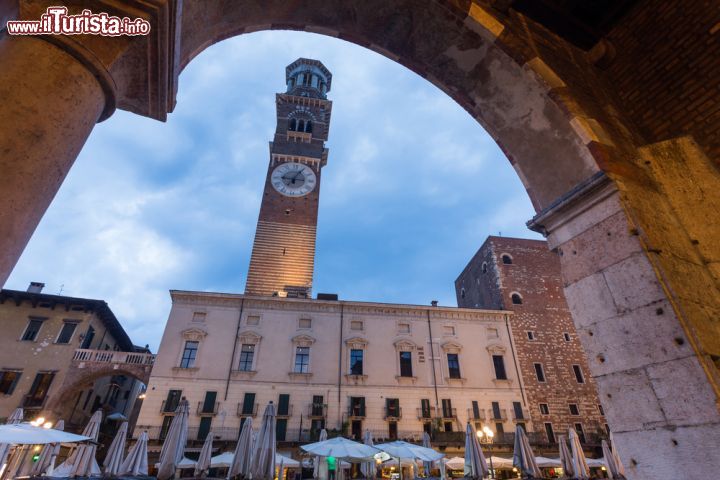 Immagine Scorcio pittorico nel centro storico di Verona - Un arco meraviglioso quello che, guardando in alto, racchiude il campanile del Duomo. Qui non è raro trovare queste meraviglie, dopotutto è la città di Shakespeare ed è ricca di emozione, poesia e tempo antico. Anche guardando l'immagine qui presente, si ha come la sensazione di trovarsi di fronte ad un'altra epoca - © Kanuman / Shutterstock.com