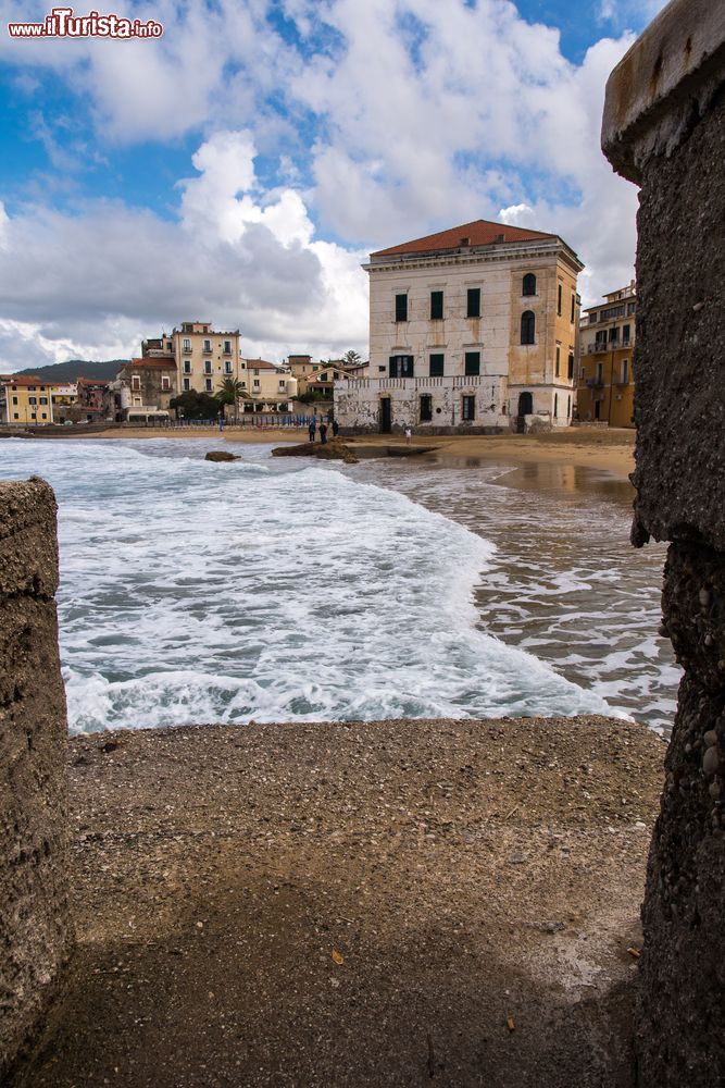 Immagine Scorcio ponaramico di Castellabate, Campania, Italia. Questo piccolo e grazioso villaggio in provincia di Salerno si affaccia sul mare: i suoi ambienti marini costituiscono l'area protetta di Santa Maria di Castellabate.