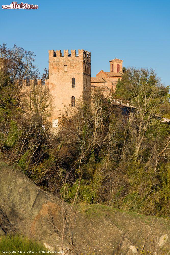 Immagine Uno scorcio della torre lungo la fortificazione che circonda l'antica abbazia di Santa Maria a Monteveglio, provincia di Bologna, Emilia Romagna.  - © Fabio Lotti / Shutterstock.com